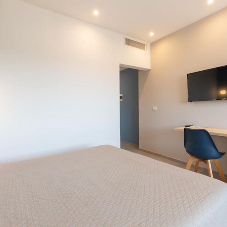 Antares Rooms And Suites 올비아 외부 사진